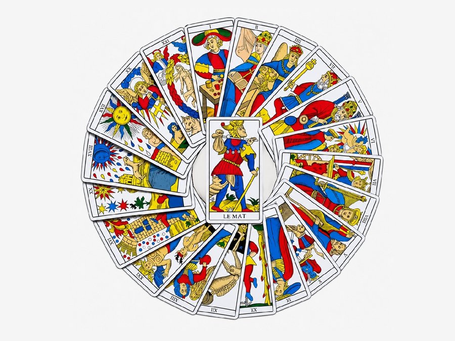 A wheel of tarot cards around Le Mat, the Fool